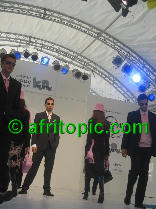 ../Images/Krefeld-Strssenmodenschau-2005 312.jpg